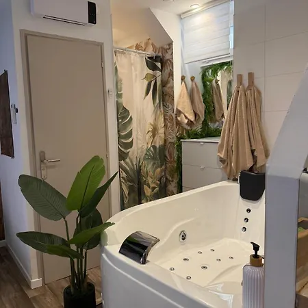 Jacuzzi Privee Love-room-mediterrannee Florensac