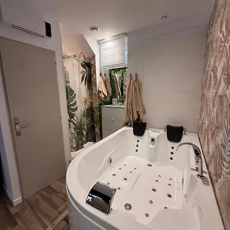 Jacuzzi Privee Love-room-mediterrannee * Florensac